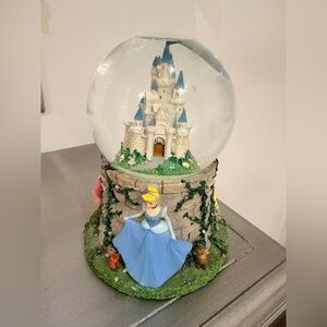 Vintage DISNEY HALLMARK Princesses Snow Water globe Ceramic & Glass Decorative